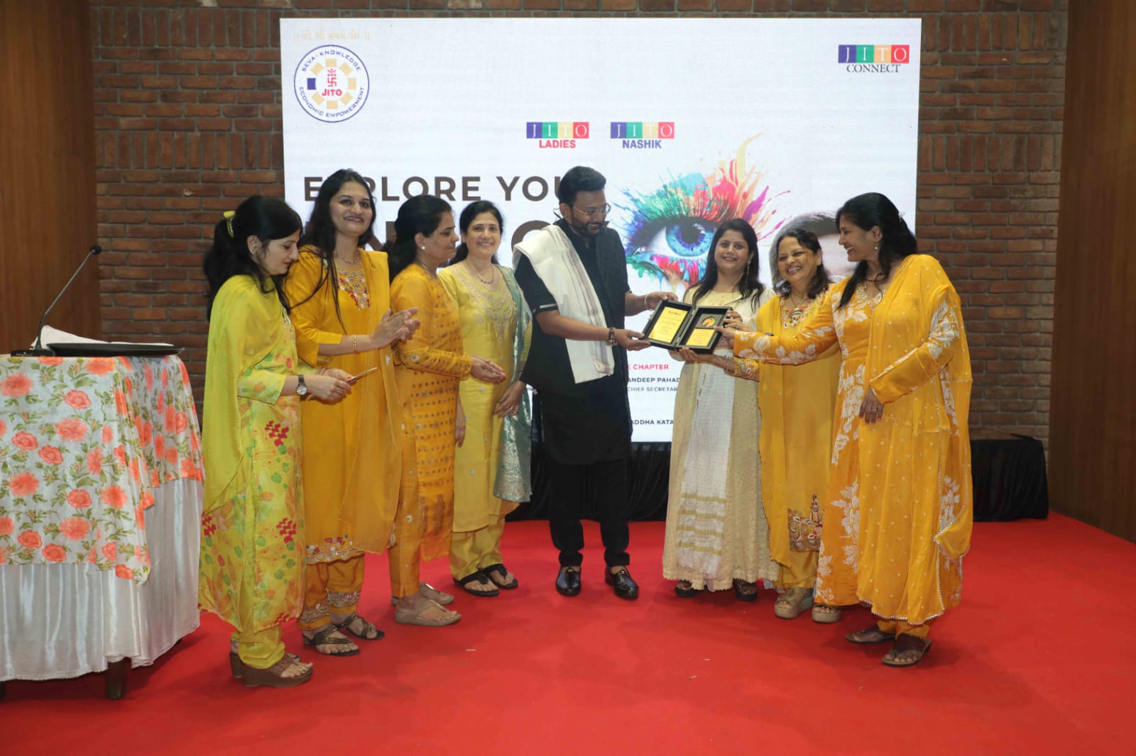 मंच पर शीर्ष महिला समाजसेविकाओं द्वारा मानद अलंकरण